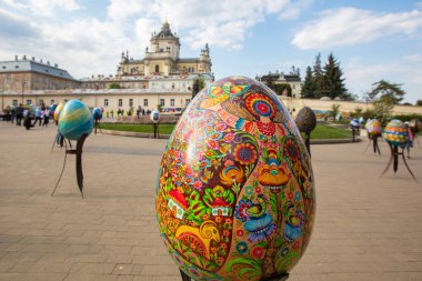 Lviv, Ukrayna - 3 Mayıs 2022: Paskalya yumurtası (pysanka) sergisi St. George Katedrali yakınlarındaki Lviv 'de