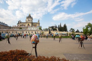 Lviv, Ukrayna - 3 Mayıs 2022: Paskalya yumurtası (pysanka) sergisi St. George Katedrali yakınlarındaki Lviv 'de