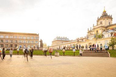 Lviv, Ukrayna - 3 Mayıs 2022: Paskalya yumurtası (pysanka) sergisi St. George Katedrali yakınlarındaki Lviv 'de