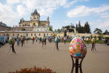 Lviv, Ukrayna - 3 Mayıs 2022: Paskalya yumurtası (pysanka) sergisi St. George Katedrali yakınlarındaki Lviv 'de