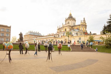 Lviv, Ukrayna - 3 Mayıs 2022: Paskalya yumurtası (pysanka) sergisi St. George Katedrali yakınlarındaki Lviv 'de