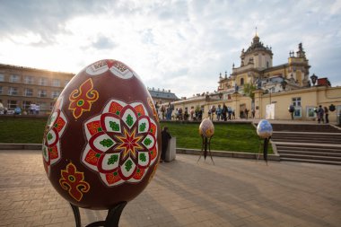 Lviv, Ukrayna - 3 Mayıs 2022: Paskalya yumurtası (pysanka) sergisi St. George Katedrali yakınlarındaki Lviv 'de