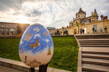 Lviv, Ukrayna - 3 Mayıs 2022: Paskalya yumurtası (pysanka) sergisi St. George Katedrali yakınlarındaki Lviv 'de