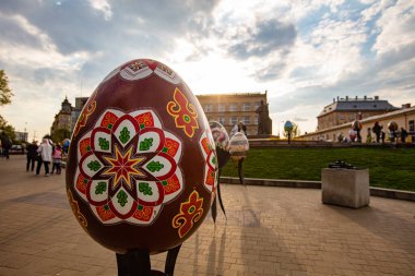 Lviv, Ukrayna - 3 Mayıs 2022: Paskalya yumurtası (pysanka) sergisi St. George Katedrali yakınlarındaki Lviv 'de