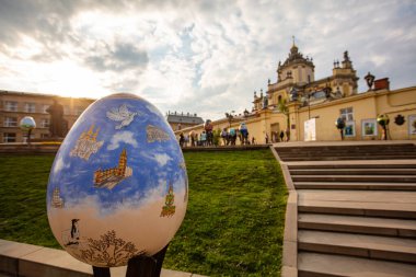 Lviv, Ukrayna - 3 Mayıs 2022: Paskalya yumurtası (pysanka) sergisi St. George Katedrali yakınlarındaki Lviv 'de