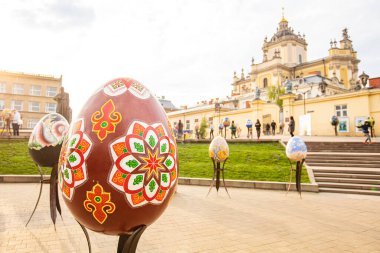 Lviv, Ukrayna - 3 Mayıs 2022: Paskalya yumurtası (pysanka) sergisi St. George Katedrali yakınlarındaki Lviv 'de