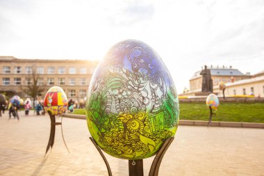 Lviv, Ukrayna - 3 Mayıs 2022: Paskalya yumurtası (pysanka) sergisi St. George Katedrali yakınlarındaki Lviv 'de