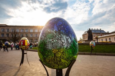 Lviv, Ukrayna - 3 Mayıs 2022: Paskalya yumurtası (pysanka) sergisi St. George Katedrali yakınlarındaki Lviv 'de