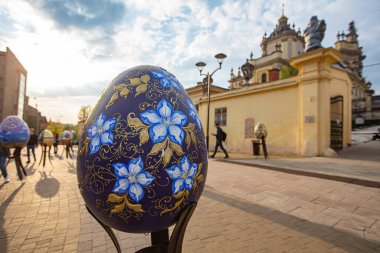 Lviv, Ukrayna - 3 Mayıs 2022: Paskalya yumurtası (pysanka) sergisi St. George Katedrali yakınlarındaki Lviv 'de