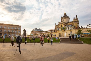 Lviv, Ukrayna - 3 Mayıs 2022: Paskalya yumurtası (pysanka) sergisi St. George Katedrali yakınlarındaki Lviv 'de