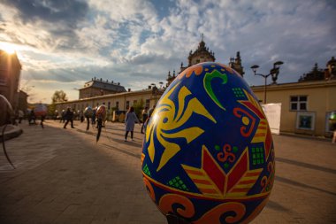 Lviv, Ukrayna - 3 Mayıs 2022: Paskalya yumurtası (pysanka) sergisi St. George Katedrali yakınlarındaki Lviv 'de