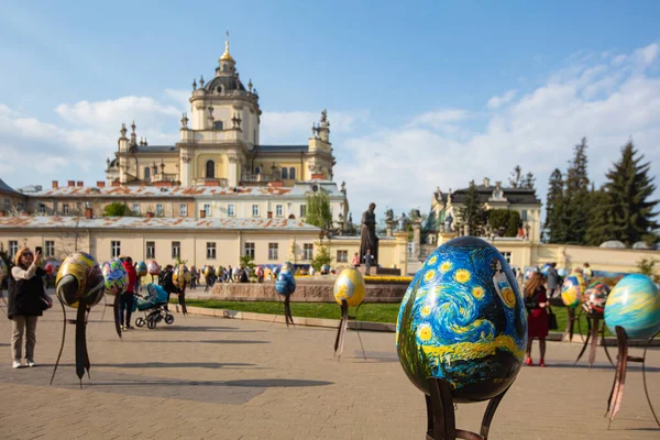 Lviv, Ukrayna - 3 Mayıs 2022: Paskalya yumurtası (pysanka) sergisi St. George Katedrali yakınlarındaki Lviv 'de
