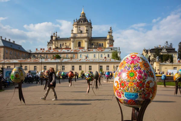 Lviv, Ukrayna - 3 Mayıs 2022: Paskalya yumurtası (pysanka) sergisi St. George Katedrali yakınlarındaki Lviv 'de