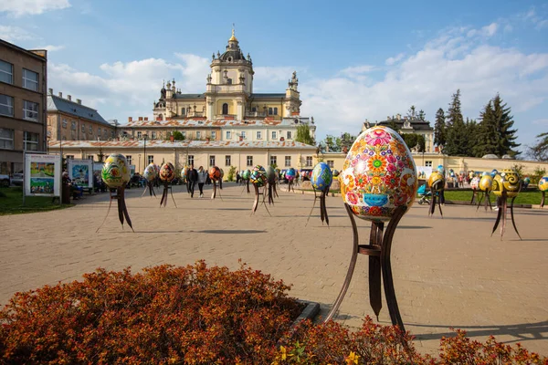 Lviv, Ukrayna - 3 Mayıs 2022: Paskalya yumurtası (pysanka) sergisi St. George Katedrali yakınlarındaki Lviv 'de