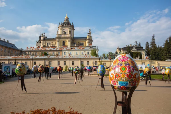 Lviv, Ukrayna - 3 Mayıs 2022: Paskalya yumurtası (pysanka) sergisi St. George Katedrali yakınlarındaki Lviv 'de