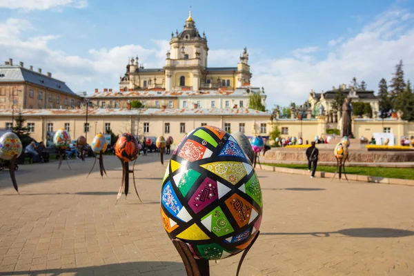 Lviv, Ukrayna - 3 Mayıs 2022: Paskalya yumurtası (pysanka) sergisi St. George Katedrali yakınlarındaki Lviv 'de