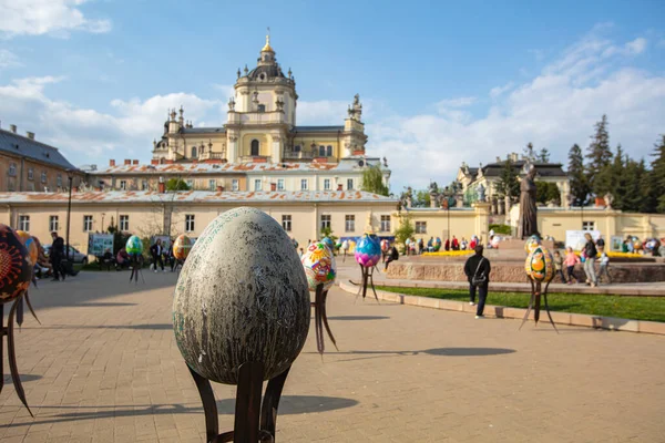 Lviv, Ukrayna - 3 Mayıs 2022: Paskalya yumurtası (pysanka) sergisi St. George Katedrali yakınlarındaki Lviv 'de