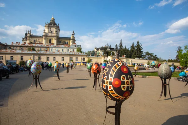 Lviv, Ukrayna - 3 Mayıs 2022: Paskalya yumurtası (pysanka) sergisi St. George Katedrali yakınlarındaki Lviv 'de