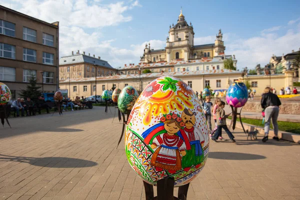 Lviv, Ukrayna - 3 Mayıs 2022: Paskalya yumurtası (pysanka) sergisi St. George Katedrali yakınlarındaki Lviv 'de