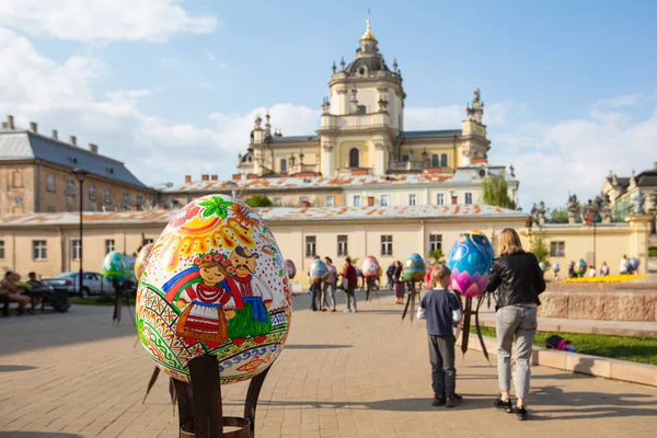 Lviv, Ukrayna - 3 Mayıs 2022: Paskalya yumurtası (pysanka) sergisi St. George Katedrali yakınlarındaki Lviv 'de