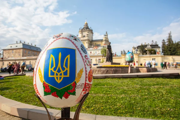 Lviv, Ukrayna - 3 Mayıs 2022: Paskalya yumurtası (pysanka) sergisi St. George Katedrali yakınlarındaki Lviv 'de