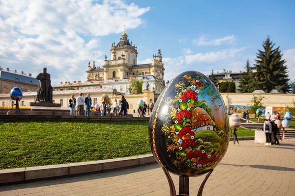 Lviv, Ukrayna - 3 Mayıs 2022: Paskalya yumurtası (pysanka) sergisi St. George Katedrali yakınlarındaki Lviv 'de