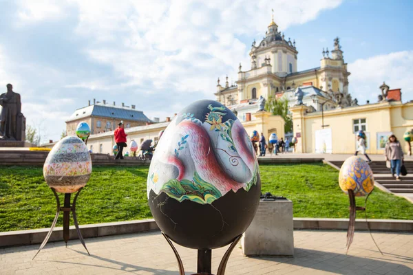 Lviv, Ukrayna - 3 Mayıs 2022: Paskalya yumurtası (pysanka) sergisi St. George Katedrali yakınlarındaki Lviv 'de