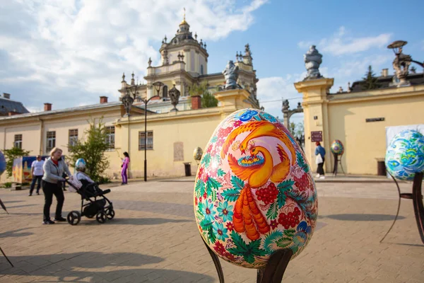 Lviv, Ukrayna - 3 Mayıs 2022: Paskalya yumurtası (pysanka) sergisi St. George Katedrali yakınlarındaki Lviv 'de