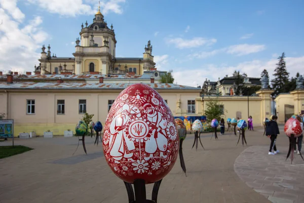 Lviv, Ukrayna - 3 Mayıs 2022: Paskalya yumurtası (pysanka) sergisi St. George Katedrali yakınlarındaki Lviv 'de