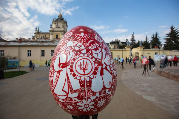 Lviv, Ukrayna - 3 Mayıs 2022: Paskalya yumurtası (pysanka) sergisi St. George Katedrali yakınlarındaki Lviv 'de