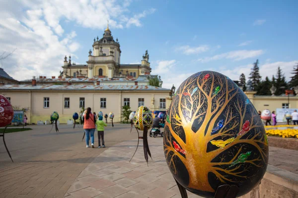 Lviv, Ukrayna - 3 Mayıs 2022: Paskalya yumurtası (pysanka) sergisi St. George Katedrali yakınlarındaki Lviv 'de