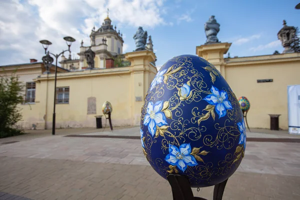 Lviv, Ukrayna - 3 Mayıs 2022: Paskalya yumurtası (pysanka) sergisi St. George Katedrali yakınlarındaki Lviv 'de