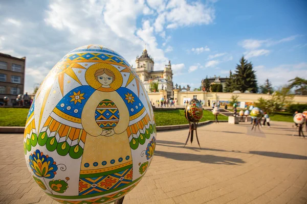 Lviv, Ukrayna - 3 Mayıs 2022: Paskalya yumurtası (pysanka) sergisi St. George Katedrali yakınlarındaki Lviv 'de