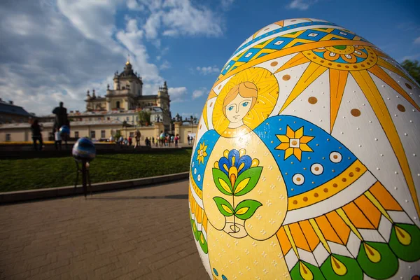 Lviv, Ukrayna - 3 Mayıs 2022: Paskalya yumurtası (pysanka) sergisi St. George Katedrali yakınlarındaki Lviv 'de