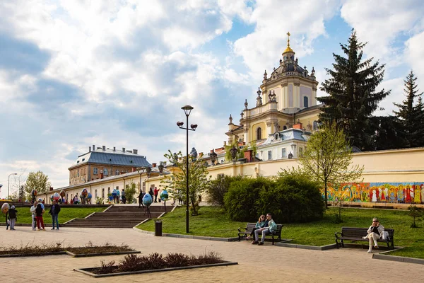 Lviv, Ukrayna - 3 Mayıs 2022: Paskalya yumurtası (pysanka) sergisi St. George Katedrali yakınlarındaki Lviv 'de