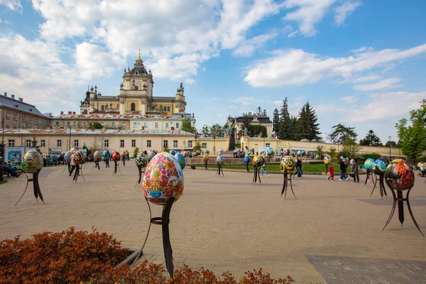 Lviv, Ukrayna - 3 Mayıs 2022: Paskalya yumurtası (pysanka) sergisi St. George Katedrali yakınlarındaki Lviv 'de