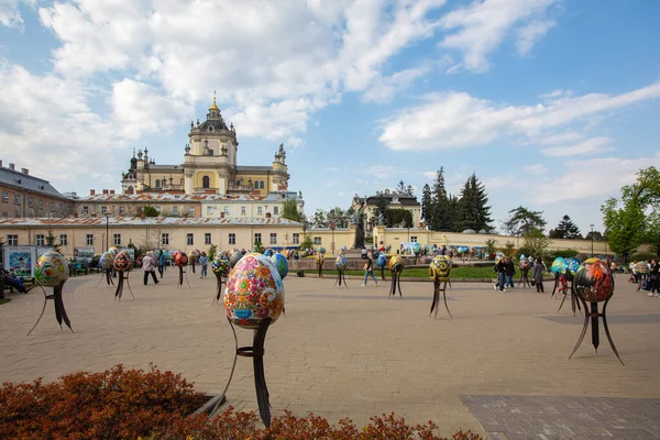 Lviv, Ukrayna - 3 Mayıs 2022: Paskalya yumurtası (pysanka) sergisi St. George Katedrali yakınlarındaki Lviv 'de