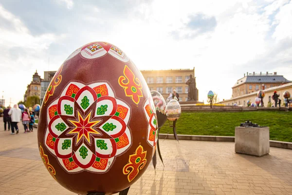 Lviv, Ukrayna - 3 Mayıs 2022: Paskalya yumurtası (pysanka) sergisi St. George Katedrali yakınlarındaki Lviv 'de