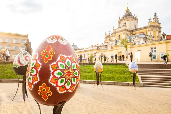 Lviv, Ukrayna - 3 Mayıs 2022: Paskalya yumurtası (pysanka) sergisi St. George Katedrali yakınlarındaki Lviv 'de