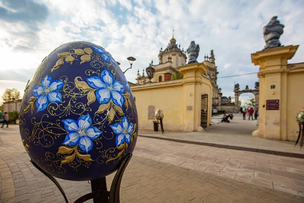 Lviv, Ukrayna - 3 Mayıs 2022: Paskalya yumurtası (pysanka) sergisi St. George Katedrali yakınlarındaki Lviv 'de