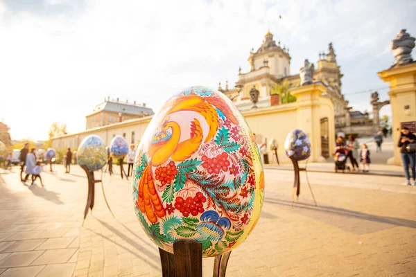 Lviv, Ukrayna - 3 Mayıs 2022: Paskalya yumurtası (pysanka) sergisi St. George Katedrali yakınlarındaki Lviv 'de