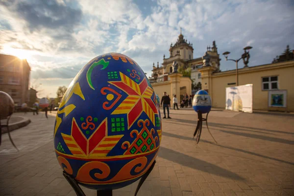 Lviv, Ukrayna - 3 Mayıs 2022: Paskalya yumurtası (pysanka) sergisi St. George Katedrali yakınlarındaki Lviv 'de