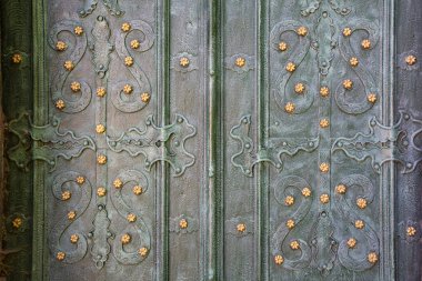 Keskin yeşil, dövülmüş, altın yıldızlı kapılar. Tecrübeli arka plan. Lviv, Ukrayna 'daki Dominik Kilisesi