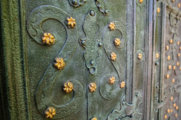 Крупный План Зеленых Кованых Дверей Золотыми Звёздами Текстурированный Фон Доминиканская — стоковое фото