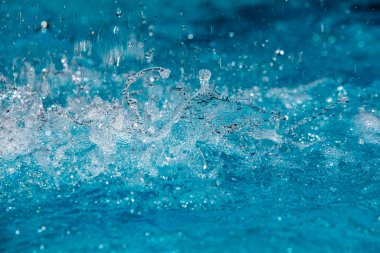 Tasarım amaçlı olarak havuzda suyun yakınlaştırılması