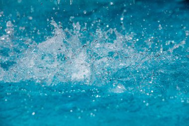 Tasarım amaçlı olarak havuzda suyun yakınlaştırılması