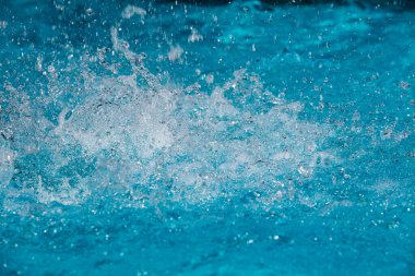 Tasarım amaçlı olarak havuzda suyun yakınlaştırılması