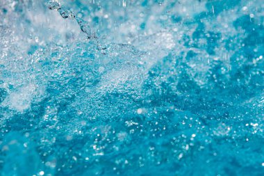 Tasarım amaçlı olarak havuzda suyun yakınlaştırılması