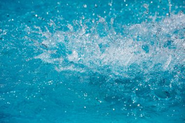 Tasarım amaçlı olarak havuzda suyun yakınlaştırılması