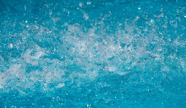 Tasarım amaçlı olarak havuzda suyun yakınlaştırılması